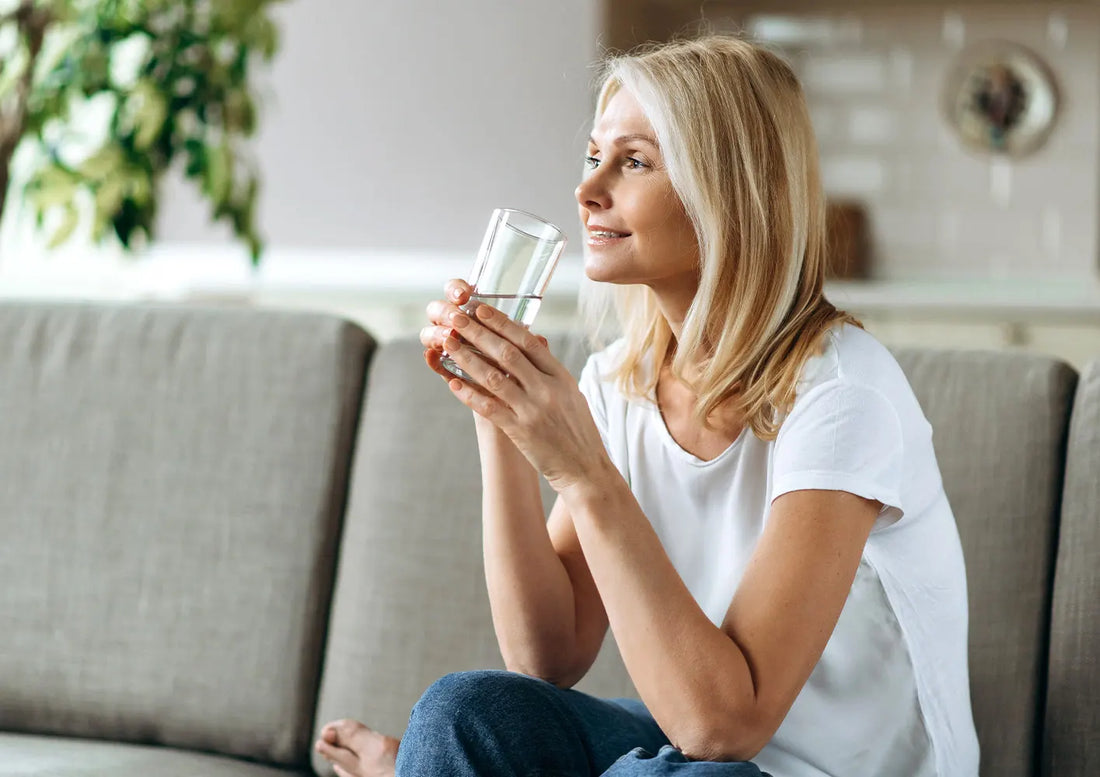 kobieta ze szklanką wody
