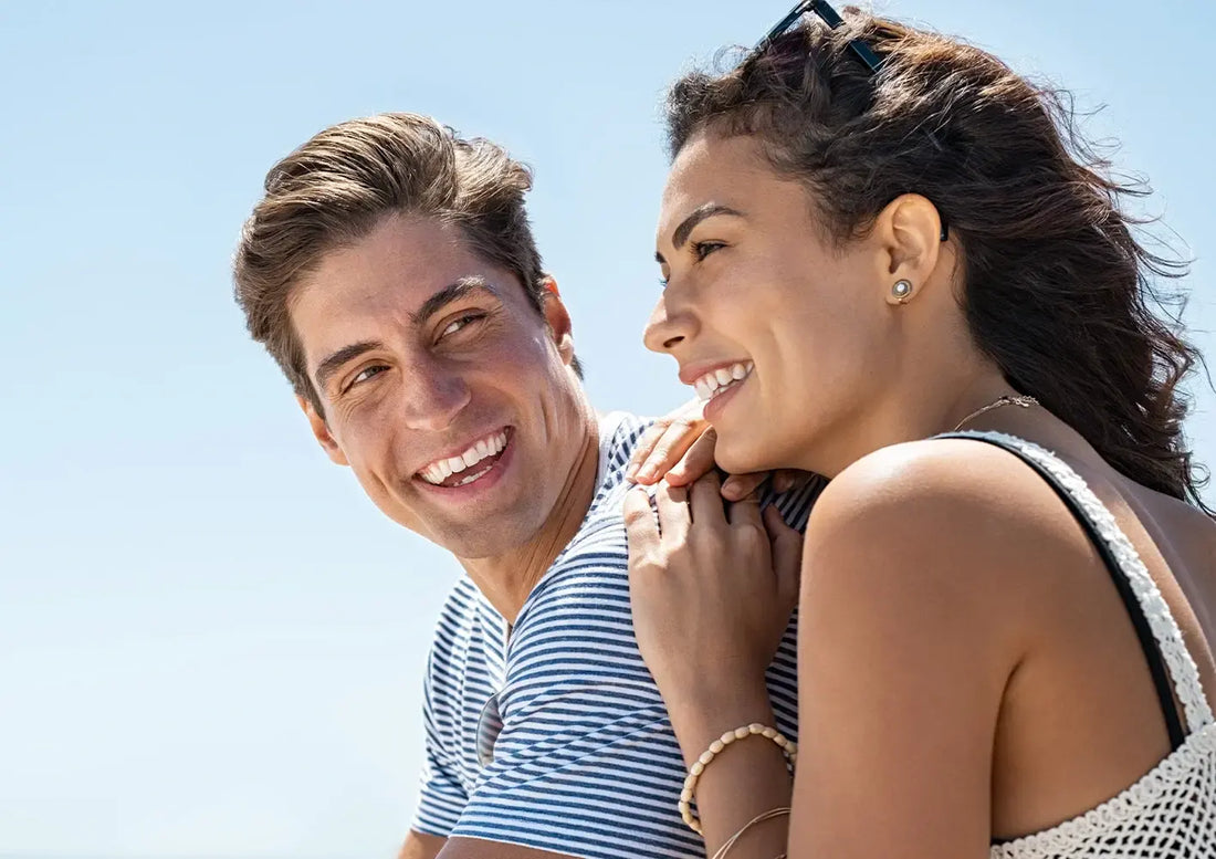 Para młodych ludzi w słoneczny dzień