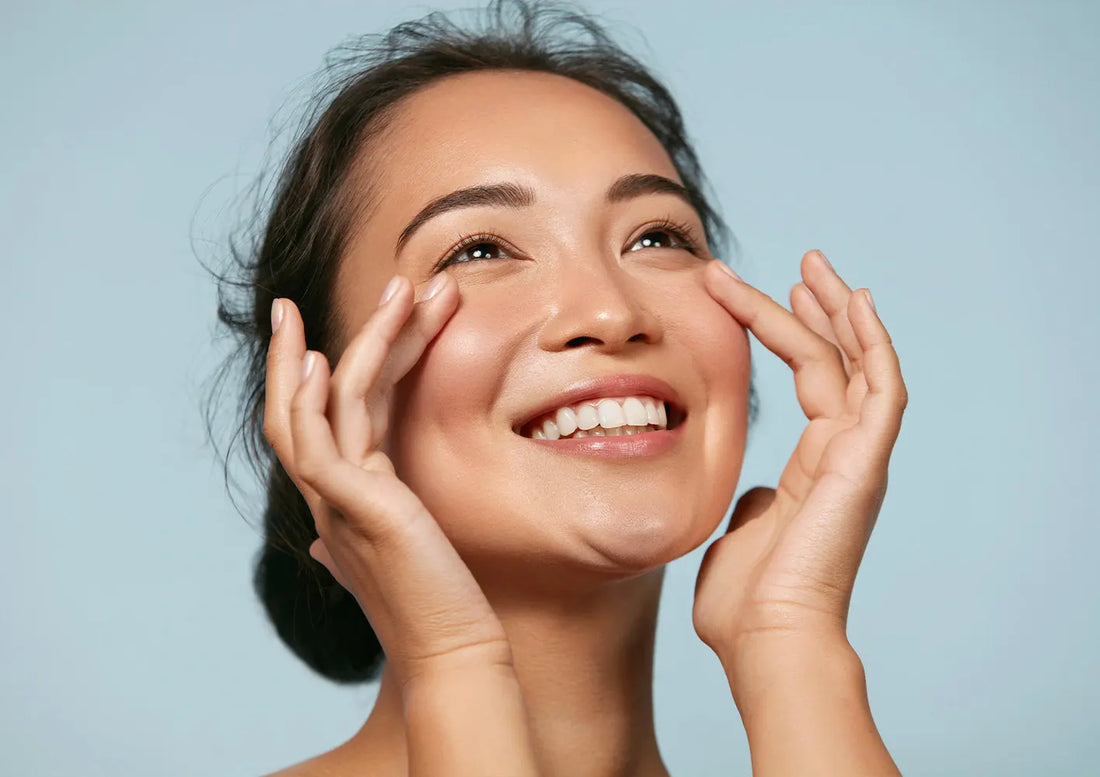 młoda uśmiechająca się kobieta