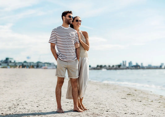 szczęśliwa para na plaży w pogodny dzień